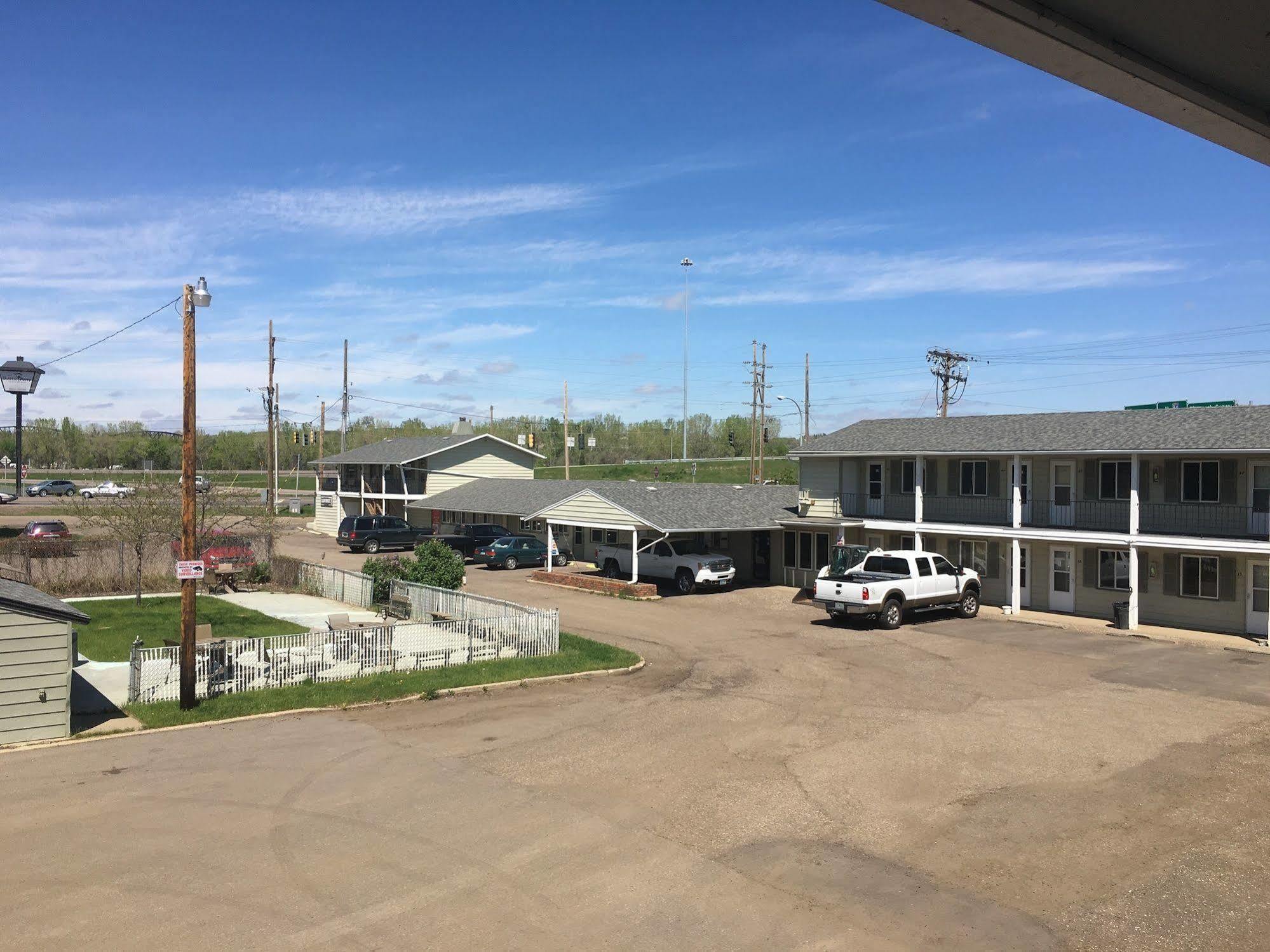 Colonial Motel And Rv Park Mandan Exterior photo