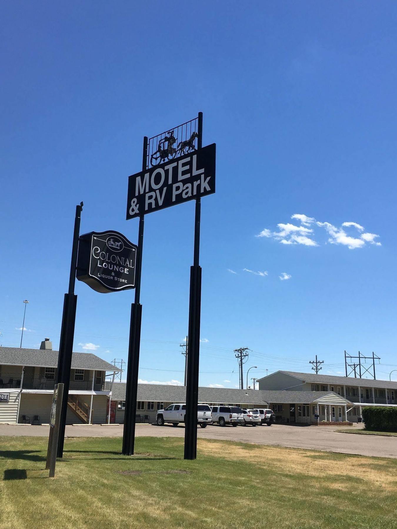 Colonial Motel And Rv Park Mandan Exterior photo
