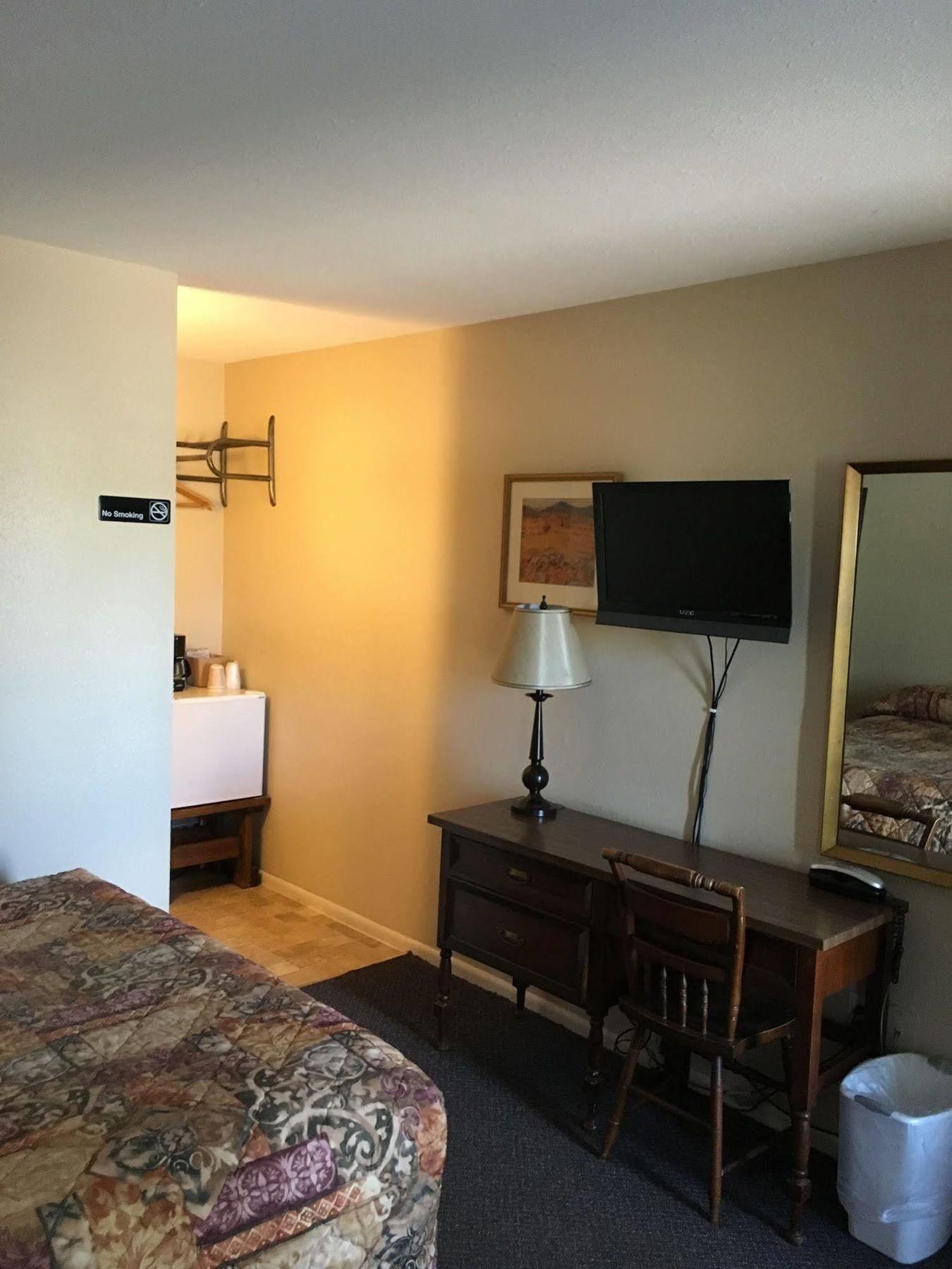 Colonial Motel And Rv Park Mandan Exterior photo