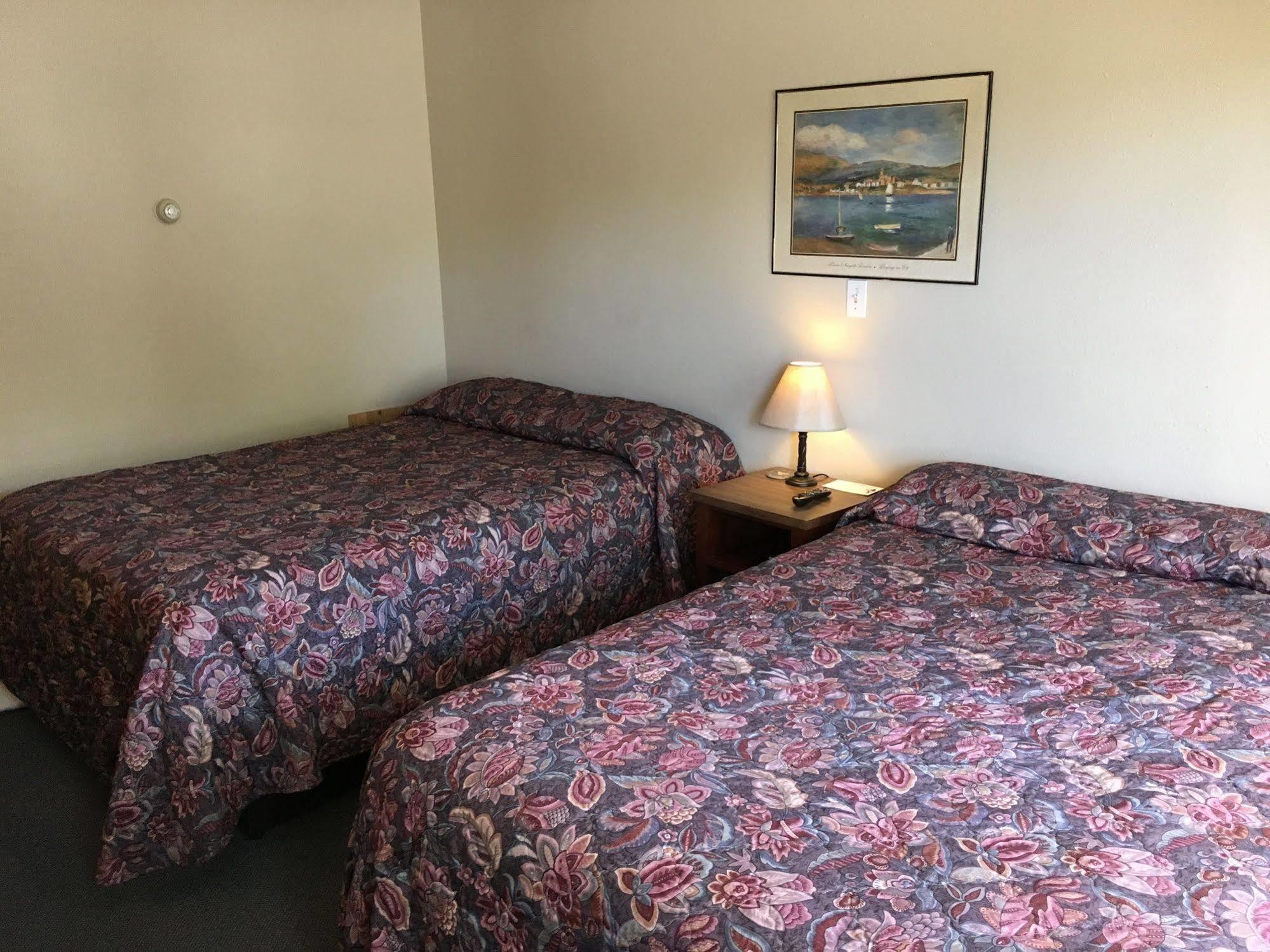 Colonial Motel And Rv Park Mandan Exterior photo