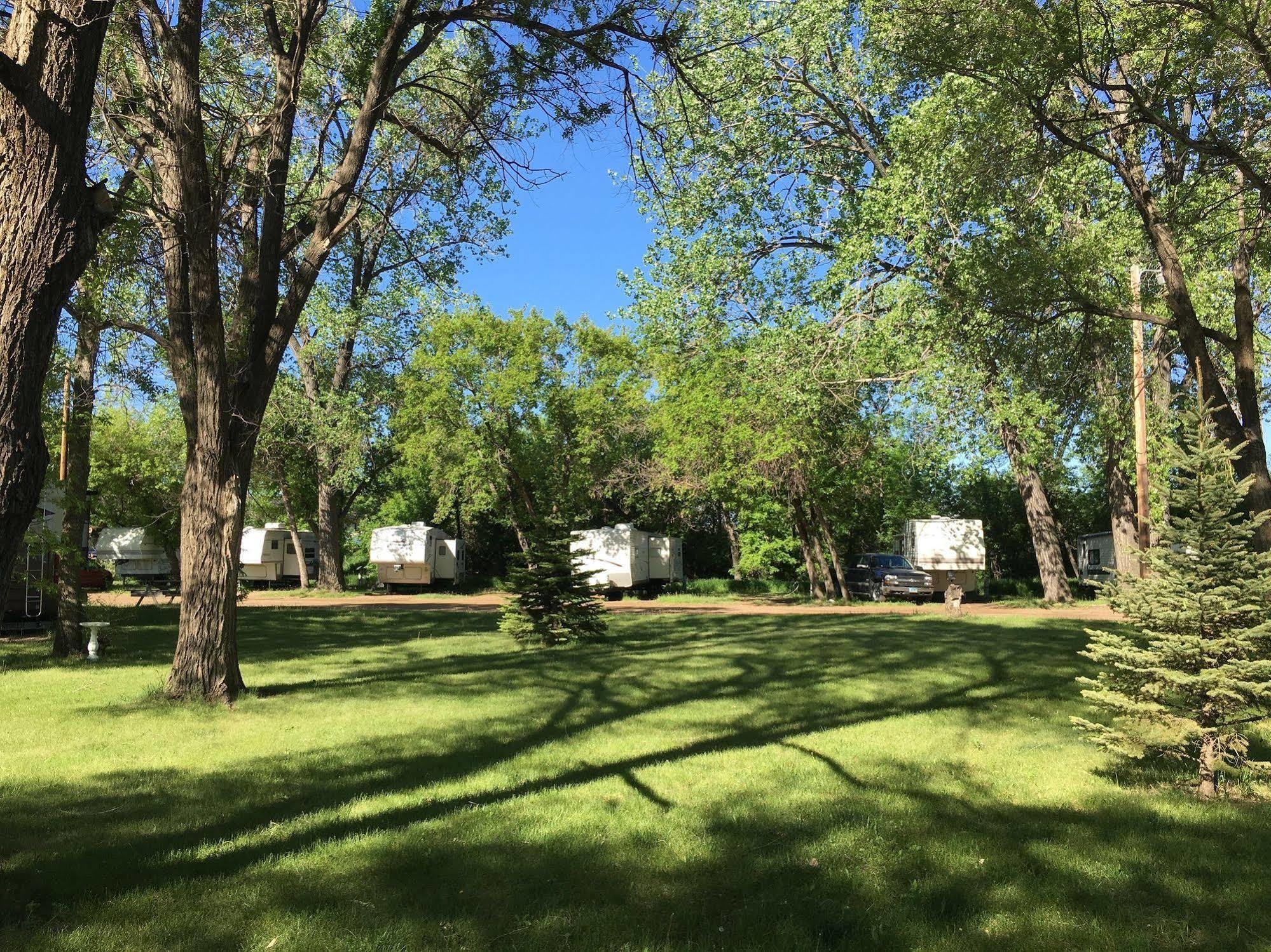 Colonial Motel And Rv Park Mandan Exterior photo
